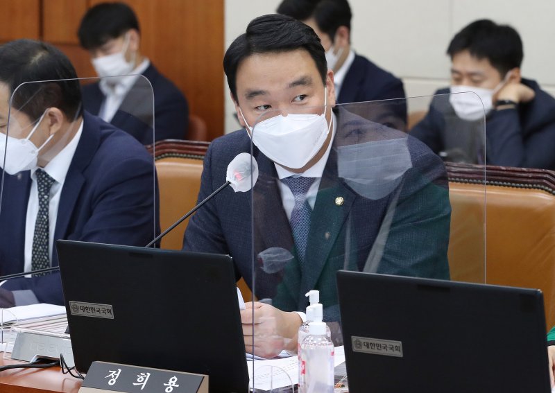 정희용 국민의힘 의원이 8일 오전 서울 여의도 국회에서 열린 과학기술정보방송통신위원회의 방통위에 대한 국정감사에서 질의를 하고 있다. 2020.10.8/뉴스1 ⓒ News1 박세연 기자