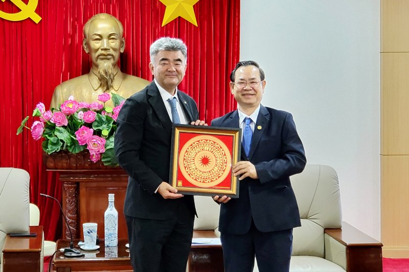 26일 정원주 중흥그룹 부회장이 베트남 호찌민 북측 빈즈엉성에서 응우옌 반 자잉(nguyen van danh) 부성장을 접견하고 있다. 대우건설 제공