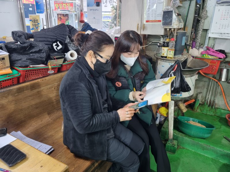 19일 광주 광산구 전통시장 '월곡시장'에서 카카오 소신상인 프로젝트에 참여한 '복있는 사람들' 점포 상인이 디지털 튜터로부터 카카오톡을 활용한 디지털 마케팅 교육을 받고 있다 (사진=카카오) *재판매 및 DB 금지