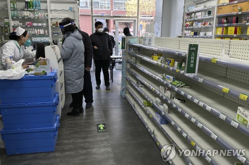 코로나 재확산 우려에 텅 빈 베이징 약국 매대 코로나 재확산 우려에 텅 빈 베이징 약국 매대 (베이징 AP=연합뉴스) 13일 중국 베이징의 한 약국 매대가 텅 비어있다. 일부 중국 대학들은 춘제(내년 1월 22일) 연휴기간 대규모 인구이동으로 코로나19가 더 확산할 수 있음을 감안해 학생들이 수업을 집에서 들을 수 있도록 할 방침이라고 밝혔다. 2022.12.13 alo95@yna.co.kr (끝)