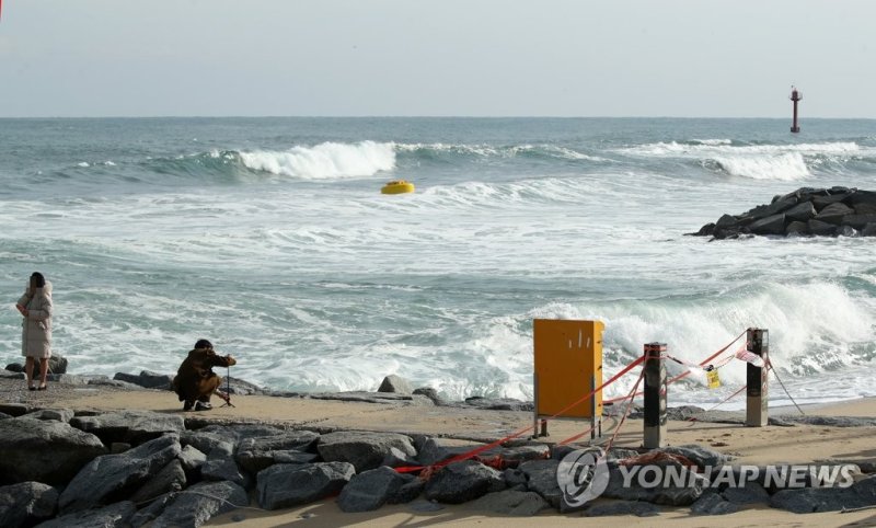 너울성 파도로 이곳은 출입금지 너울성 파도로 이곳은 출입금지 (강릉=연합뉴스) 유형재 기자 = 26일 일부 관광객들이 너울성 파도로 풍랑특보가 발효되면서 출입이 금지된 유명 드라마 촬영지 강원 강릉시 주문진 방사제에서 다소 위험한 기념사진을 찍고 있다. 2022.12.26 yoo21@yna.co.kr (끝)