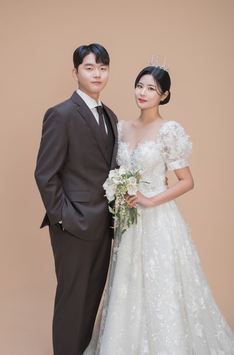 [서울=뉴시스] KIA 타이거즈 남하준과 예비신부 이이슬씨. (사진 = KIA 타이거즈제공) *재판매 및 DB 금지