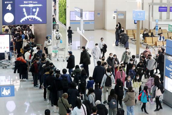 26일 인천국제공항 제1여객터미널 출국장이 해외 여행객들로 붐비고 있다. 사진=뉴스1