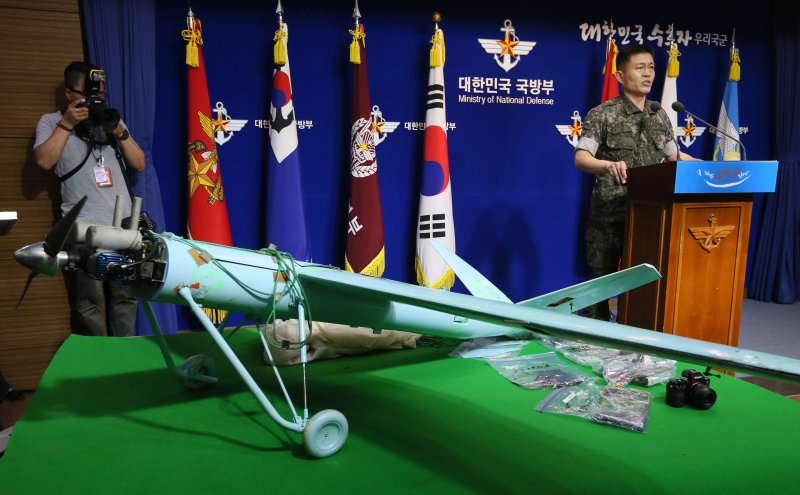 2017년 6월9일 강원도 인제군 야산에서 발견된 북한 소형 무인기. 사진=뉴스1
