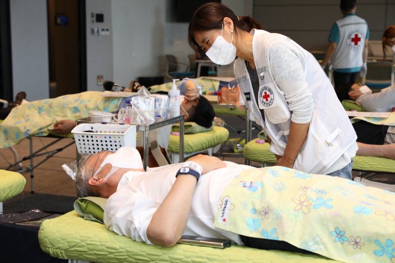 NH투자증권 임직원들이 지난 6월 서울 여의도 본사에서 사랑의 나눔 헌혈을 하고 있다.