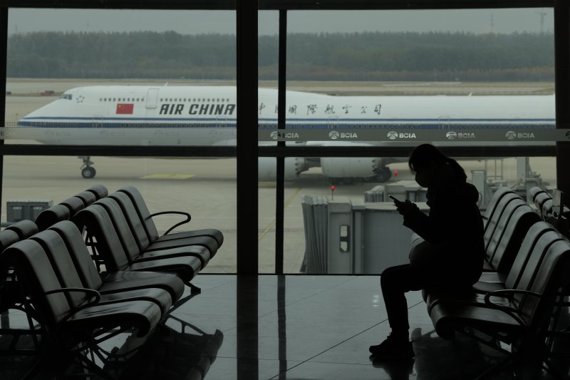 지난 10월 29일 중국 베이징의 서우두국제공항에서 한 승객이 휴대전화를 보고 있다. 사진=AP연합뉴스