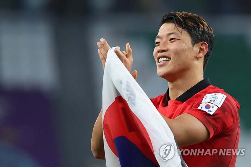 황희찬, 16강 미소 황희찬, 16강 미소 (알라이얀=연합뉴스) 김도훈 기자 = 3일 오전(한국시간) 카타르 알라이얀의 에듀케이션 시티 스타디움에서 열린 2022 카타르 월드컵 조별리그 H조 3차전 대한민국과 포르투갈 경기에서 승리를 거두며 16강 진출에 성공한 대표팀 황희찬이 태극기와 함께 미소짓고 있다. 2022.12.3 superdoo82@yna.co.kr (끝)