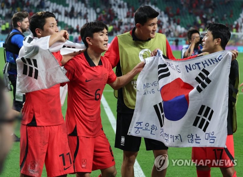 태극기 둘러메고 기쁨 만끽하는 황희찬 태극기 둘러메고 기쁨 만끽하는 황희찬 (알라이얀=연합뉴스) 임헌정 기자 = 3일 오전(한국시간) 카타르 알라이얀의 에듀케이션 시티 스타디움에서 열린 2022 카타르 월드컵 조별리그 H조 3차전 대한민국과 포르투갈 경기에서 승리를 거두며 16강 진출에 성공한 대표팀 황희찬(왼쪽부터), 황인범, 김민재, 나상호가 기쁨을 나누고 있다. 2022.12.3 kane@yna.co.kr (끝)