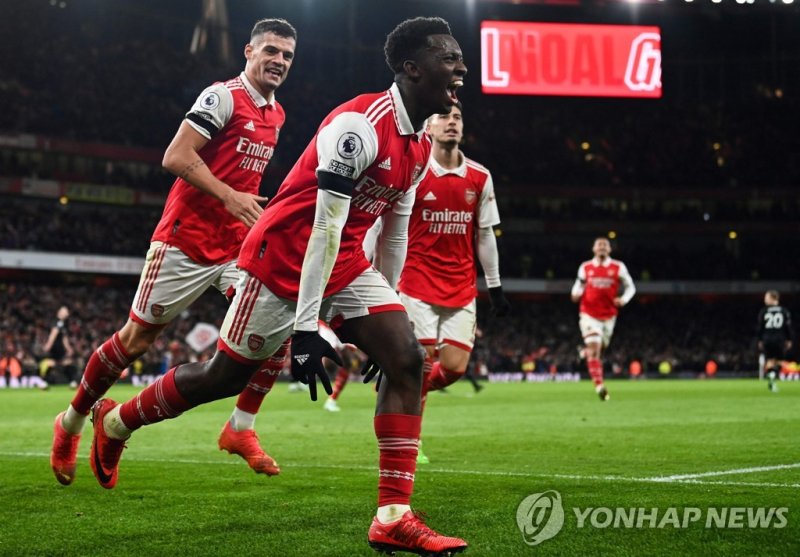 득점 후 기뻐하는 은케티아 Arsenal's English striker Eddie Nketiah celebrates after scoring his team third goal during the English Premier League football match between Arsenal and West Ham United at the Emirates Stadium in London on December 26, 2022. (Photo by Glyn KIRK / AFP) / RESTRICTED TO EDITORIAL USE. N