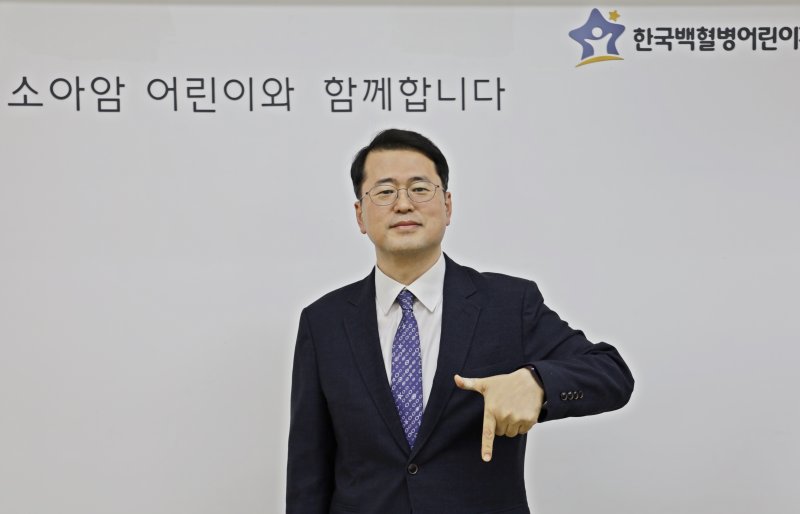 서선원 한국백혈병어린이재단 사무총장이 럭키칠곡 포즈를 취하고 있다 (사진=칠곡군 제공) *재판매 및 DB 금지