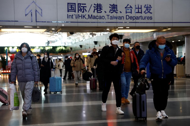 27일 중국 베이징의 수도국제공항에서 여행객들이 이동하고 있다. /로이터뉴스1