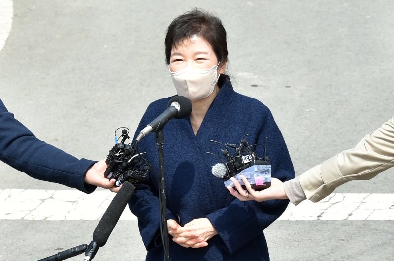 [대구=뉴시스] 이무열 기자 = 박근혜 전 대통령이 24일 오후 대구 달성군 유가읍에 마련된 사저에 도착해 시민들에게 인사말을 하고 있다. 2022.03.24. lmy@newsis.com
