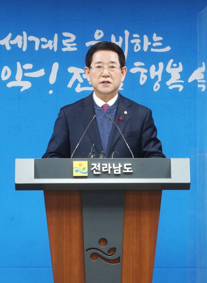 김영록 전남도지사는 27일 도청 브리핑룸에서 송년 기자간담회를 갖고 "새해 에는 글로벌 도정, 균형발전 중심지, 행복공동체 건설 등에 매진하겠다"라고 밝혔다. 사진=전남도 제공