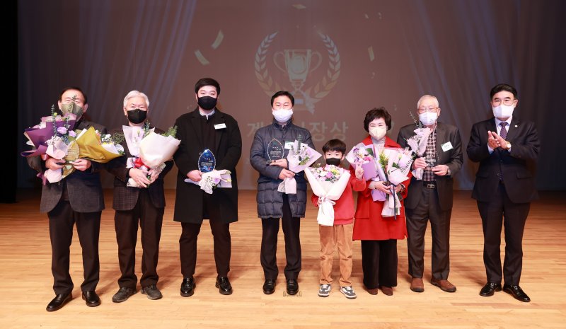 ‘2022년 계룡 체육인의 밤’ 행사에서 표창 수상자들이 기념촬영을 하고 있다. 오른쪽이 이응우 시장 (계룡시 제공) /뉴스1