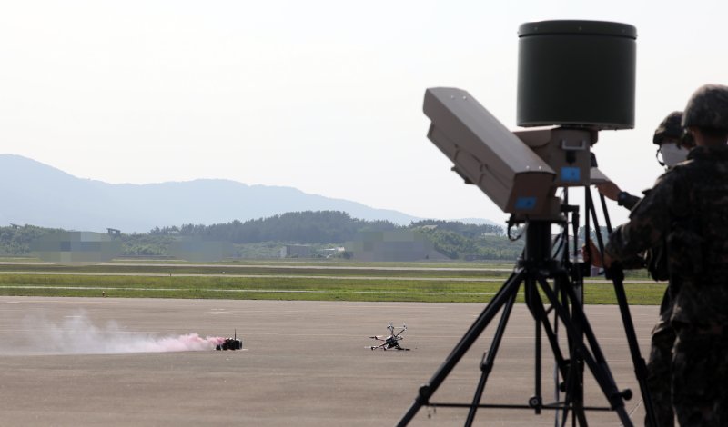 지난 2020년 6월9일 충남 서산시 공군20전투비행단에서 열린 '지능형 스마트 부대' 구축체계 시연행사 중 재밍(Jamming)으로 추락한 적 침투용 드론이 화생방 물질을 내뿜고 있다. 2020.6.9/뉴스1 ⓒ News1 장수영 기자