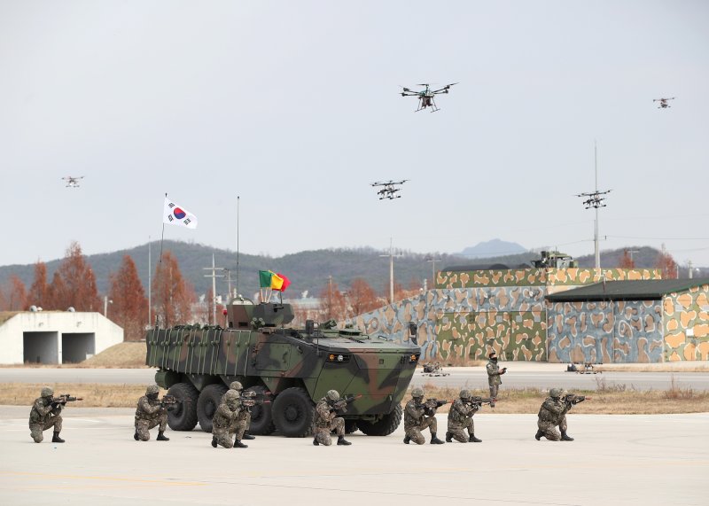 서울시는 24일 오후 2시 서울시청 대회의실에서 '메가시티 대드론 체계 구축을 위한 민·관·군 협력 방안'을 주제로 한 '서울시 안보포럼'을 개최했다. 우리 군이 지난 2021년 11월 소총 드론과 K808차륜형장갑차, 유·무인 복합전투 시연을 하고 있다. 육군 제공