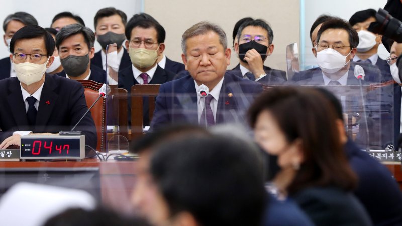 [서울=뉴시스] 추상철 기자 = 이상민 행정안전부 장관이 27일 오전 서울 여의도 국회에서 열린 '용산 이태원 참사 진상규명과 재발방지를 위한 국정조사 특별위원회 전체회의'에 출석해 있다. 2022.12.27. scchoo@newsis.com