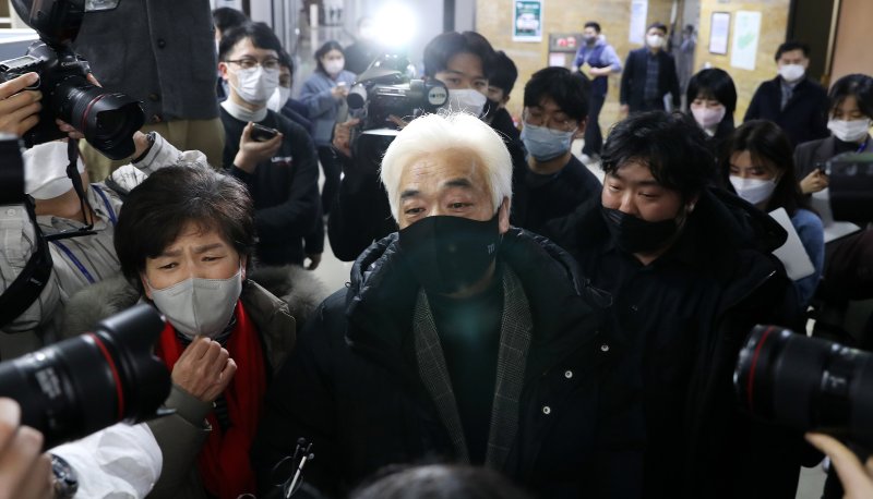 [서울=뉴시스] 추상철 기자 = 이종철 이태원 참사 유가족협의회 대표가 27일 오후 서울 여의도 국회 법제사법위원회 회의실 앞에서 항의하고 있다. 2022.12.27. scchoo@newsis.com