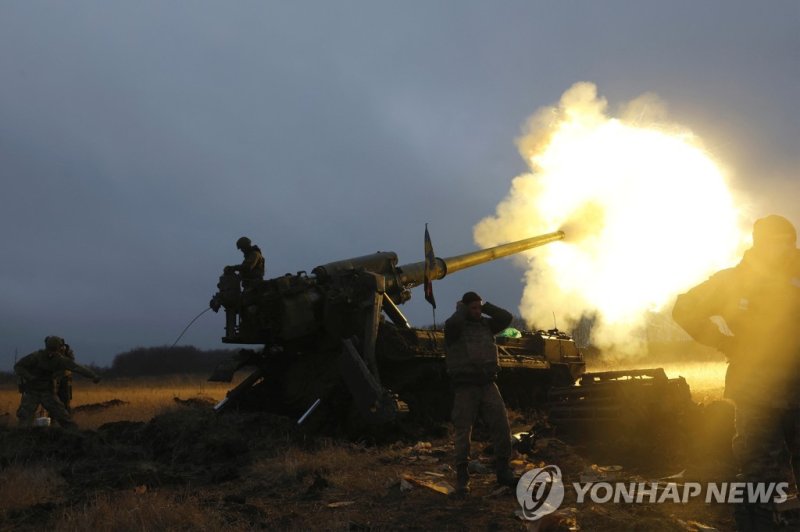 지난달 26일 우크라이나 군이 러시아 군을 향해 자주포를 발사하는 모습. 사진=연합뉴스