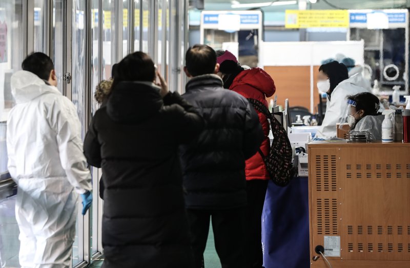 27일 오전 서울시 동대문구보건소 코로나19 선별진료소에서 시민들이 검사를 받고 있다. 질병관리청 중앙방역대책본부(방대본)에 따르면 코로나19 신규 확진자가 27일 0시 기준으로 전날 대비 2만5545명 늘어난 8만7596명을 기록했다. 출처 뉴시스