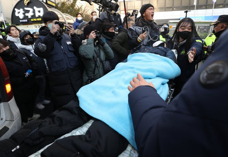 유최안 금속노조 거제통영고성 조선하청지회 부지회장이 27일 민주당사에서 '노란봉투법'으로 불리는 노동조합 및 노동관계조정법(노조법) 2·3조 개정을 촉구하며 농성하다 쓰러져 실려 나오고 있다. / 사진=뉴스1