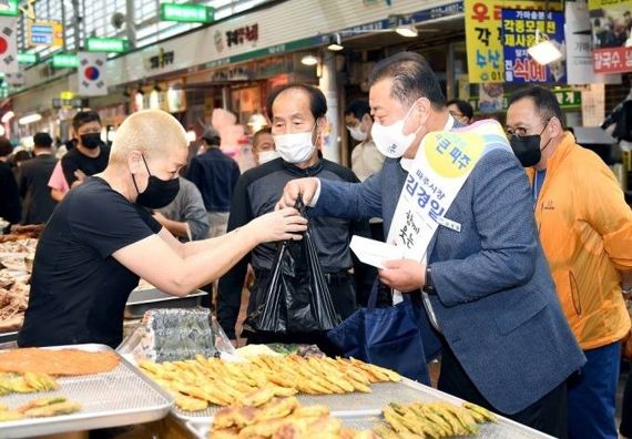 올해 추석 전통시장을 찾은 김경일 파주시장. 사진=파주시