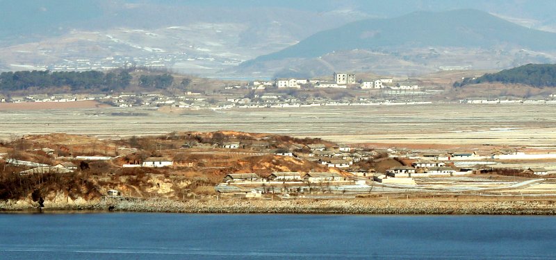 북한이 무인기로 우리 영공을 침범해 남북 간 긴장이 고조되는 가운데 28일 오전 인천시 강화군 평화전망대에서 바라본 북한 개풍군 한 마을에 적막감이 흐르고 있다. 사진=연합뉴스