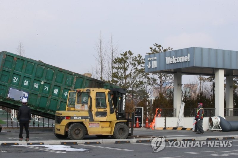 지하주차장 정리 작업 중인 대전 현대아울렛 지하주차장 정리 작업 중인 대전 현대아울렛 (대전=연합뉴스) 강수환 기자 = 대전 현대프리미엄아울렛 화재 참사 이후 석 달이 지난 28일 오전 대전 현대아울렛에서 지하주차장 정리 작업이 한창이다. 2022.12.28 swan@yna.co.kr (끝)