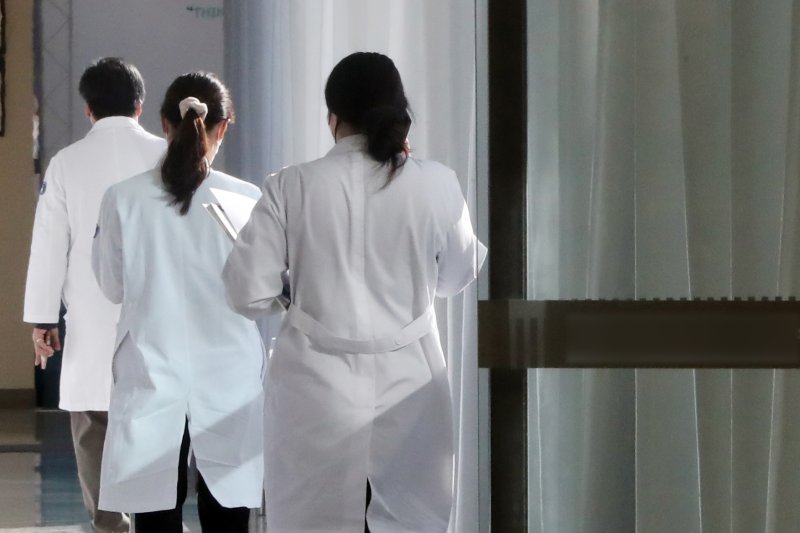 서울 시내 한 대학병원에서 의료진이 발걸음을 옮기고 있다. 뉴스1 제공.