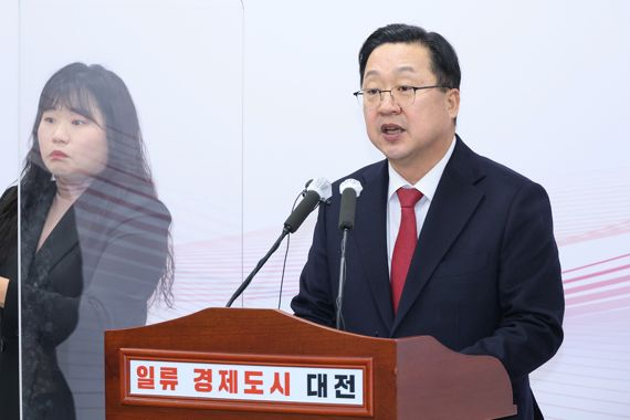 이장우 대전시장이 28일 대전시청에서 기자브리핑을 갖고 ‘3대 하천 푸른물길 그랜드플랜’계획을 발표하고 있다.