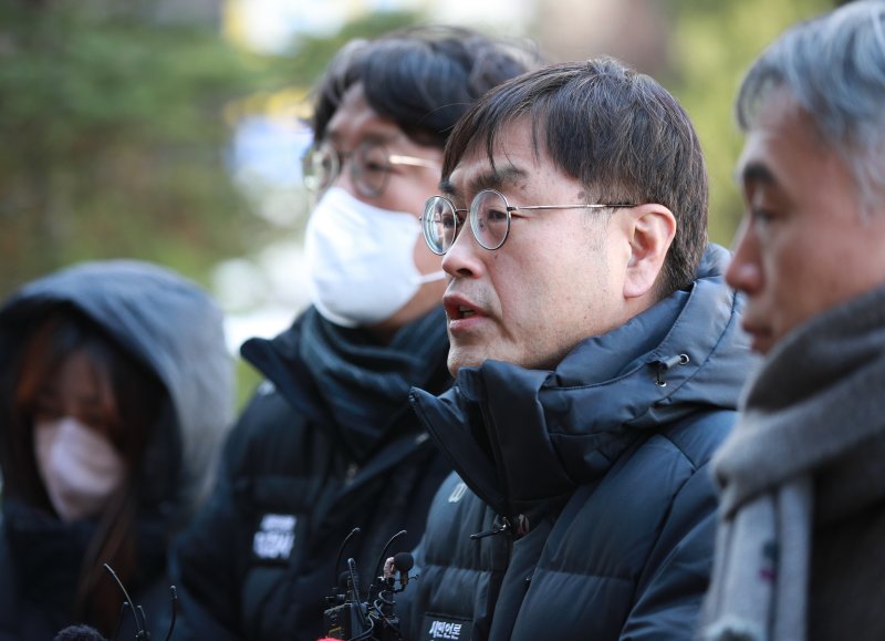 강진구 '시민언론 더탐사' 공동대표가 14일 마포구 서울경찰청 부패·공공범죄수사대에서 한동훈 법무부 장관 자택 주거침입 사건과 관련해 피고발인 신분으로 조사를 받기 전 입장을 밝히고 있다. 2022.12.14/뉴스1 ⓒ News1 안은나 기자 /사진=뉴스1