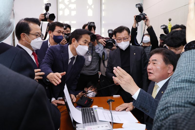 국민의힘 소속 국회 농림축산식품해양수산위원회 위원들이 28일 국회에서 열린 농림축산식품해양수산위원회 전체회의에서 양곡관리법 개정안의 본회의 직회부 안건 처리에 대해 소병훈 위원장에게 항의하고 있다./사진=연합뉴스