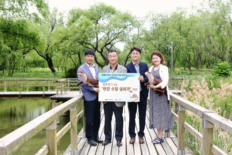 꿀벌공원에 수달 놀이터까지… 한반도 생물종 지킴이 앞장 [ESG로 만드는 더 나은 세상]