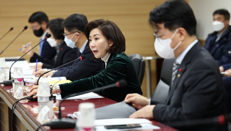 "육아휴직 18개월로 늘리고 오후 8시까지 '돌봄' 제공" [인구구조 변화 대응방안]