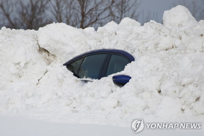 뉴욕주 버펄로에서 눈속에 파묻힌 자동차 A car sits burried after a winter storm rolled through Western New York Wednesday, Dec. 28, 2022, in Buffalo N.Y. (AP Photo/Jeffrey T. Barnes)