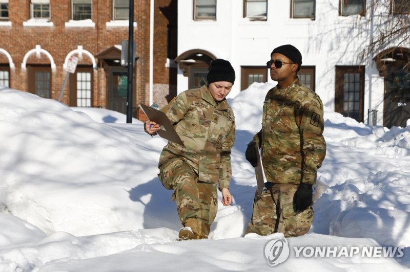 뉴욕주 버펄로에서 주민들의 안전 확인하는 주방위군 병력 National guard members check on residents, Wednesday, Dec. 28, 2022, in Buffalo N.Y., following a winter storm. (AP Photo/Jeffrey T. Barnes)