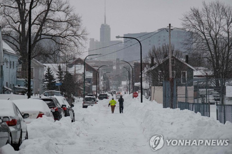 뉴욕주 버펄로 전경 TOPSHOT - National Grid workers respond to a downed utility pole in Buffalo, New York, on December 27, 2022. - The monster storm that killed dozens in the United States over the Christmas weekend continued to inflict misery on New York state and air travelers nationwide Tuesday, as storie