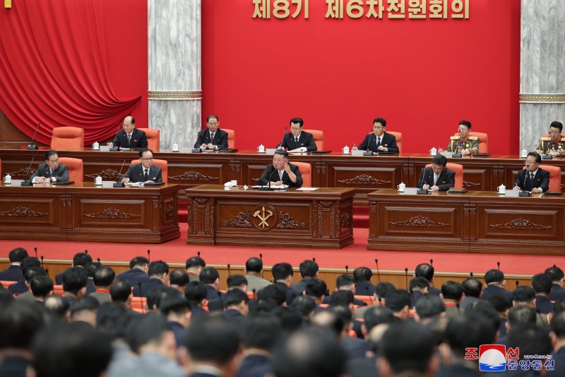 북한 김정은 국무위원장이 노동당 중앙위원회 전원회의 확대회의 사흘째인 28일 '보고'를 통해 당 조직의 역할 제고 방안을 제시했다. 조선중앙통신은 29일 전날 전원회의 확대회의 3일차 회의가 계속됐다며 김 위원장이 보고에서 "올해 우리 당의 활동과 자체 강화에서 많은 변화와 진전이 이룩된데 대하여 총화했다"며 "당조직들의 전투력을 부단히 증대시키고 당사업을 보다 참신하게 해나가야 한다"고 강조했다고 전했다. 사진=조선중앙통신