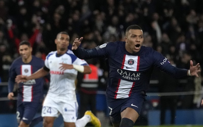 [파리=AP/뉴시스] 파리 생제르맹(PSG)의 킬리안 음바페가 28일(현지시간) 프랑스 파리의 파르크 데 프랭스에서 열린 2022~23시즌 프랑스 리그앙 16라운드 스트라스부르와의 경기 후반 추가시간 페널티킥으로 팀의 두 번째 골을 넣고 기뻐하고 있다. 2022 카타르 월드컵에서 득점왕을 기록한 음바페는 PSG에 복귀해 결승 골을 기록했고 팀은 2-1로 승리했다. 2022.12.29. <저작권자ⓒ 공감언론 뉴시스통신사. 무단전재-재배포 금지.> /사진=뉴시스화상