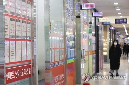 최근 역전세난으로 전세 보증금을 제때 돌려받지 못하는 등 피해가 잇따르고 있다. 서울의 한 중개업소 모습. /연합뉴스