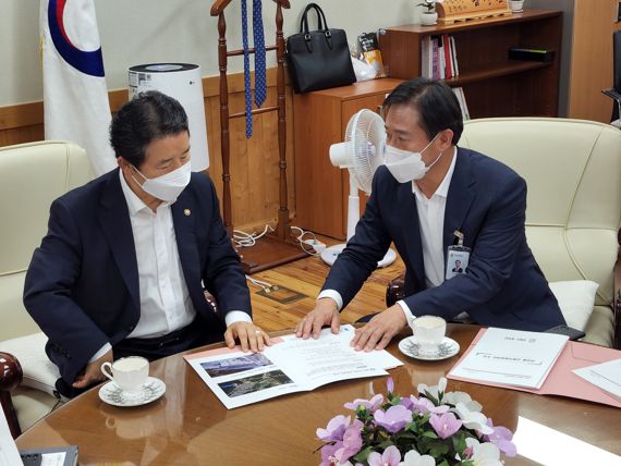 신영재 홍천군수(사진 오른쪽)가 지난 8월 산림청장과 면담하는 등 중앙 부처를 수시로 방문, 국비 확보에 총력을 기울였다. (사진=홍천군)