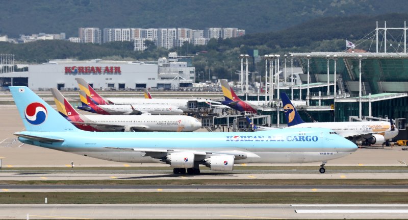 인천국제공항에 대한항공 화물기와 아시아나 여객기가 서 있다. 뉴시스