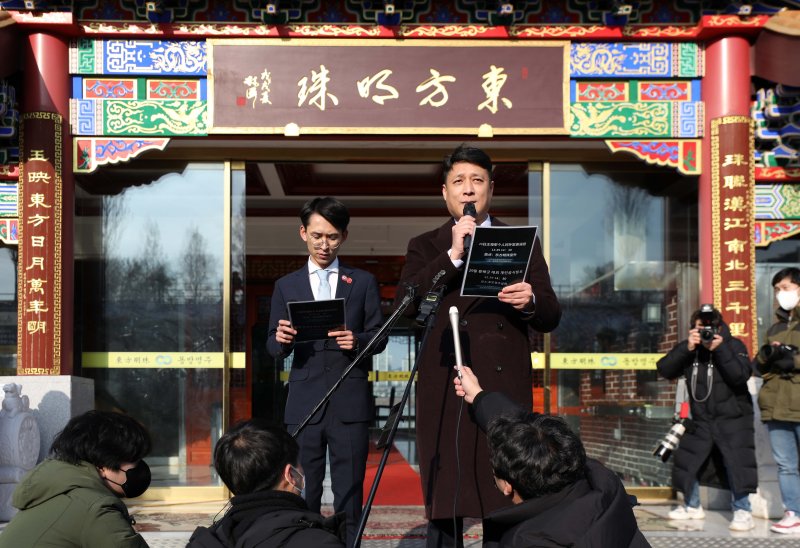 [서울=뉴시스] 김선웅 기자 = 동방명주 실질 지배인 왕해군 씨(HG 문화미디어 대표)가 29일 서울 송파구 동방명주 앞에서 기자회견을 하고 있다. 왕해군 씨는 이날 기자회견에서 중국음식점 동방명주는 중국 비밀경찰서와 무관하다는 입장을 전했다. 2022.12.29. mangusta@newsis.com <저작권자ⓒ 공감언론 뉴시스통신사. 무단전재-재배포 금지.> /사진=뉴시스화상