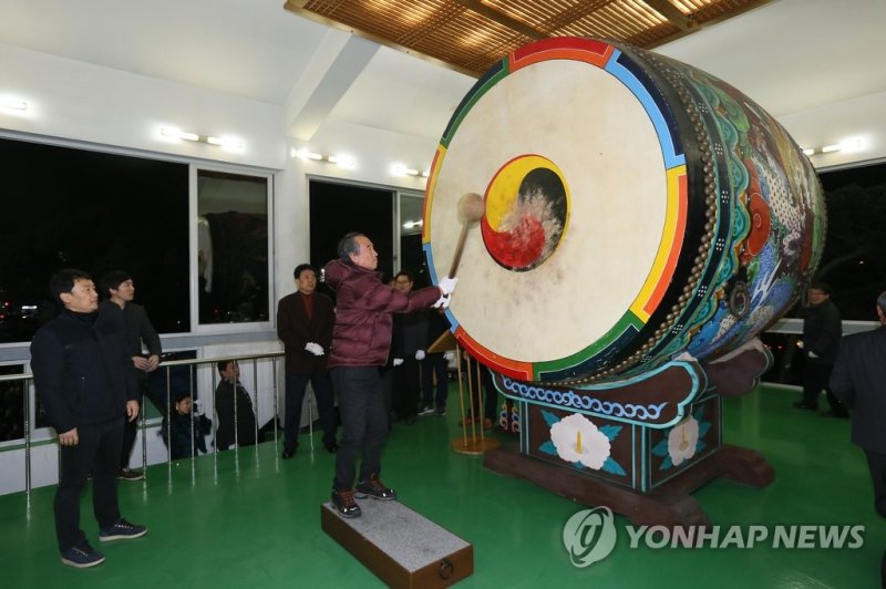 '용고' 두드리는 제주시민들 '용고' 두드리는 제주시민들 (제주=연합뉴스) 박지호 기자 = 제주시민들이 병신년 새해 첫날 제주시청에서 '용고(龍鼓)'를 치며 새해 소원을 빌고 있다. 2016.1.1 jihopark@yna.co.kr (끝)