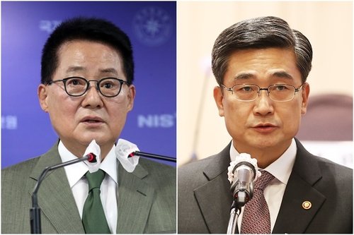 박지원 전 국가정보원장(왼쪽), 서욱 전 국방부 장관. 연합뉴스
