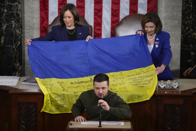 볼로디미르 젤렌스키 우크라이나 대통령이 지난 12월 21일 미국 워싱턴 국회의사당에서 연설을 하고 있다. 그 뒤로 카멀라 해리스 부통령(왼쪽)과 낸시 펠로시 하원의장이 우크라이나 국기를 들고 있다. AP연합뉴스