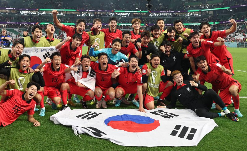 2022 카타르 월드컵 조별리그 H조 3차전에서 강호 포르투갈에 2-1 역전승을 거두며 16강 진출에 성공한 한국 축구대표팀. 연합뉴스