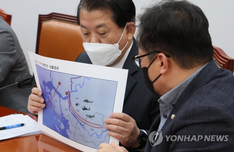 더불어민주당 김병주 의원이 지난 29일 국회에서 열린 정책조정회의에서 적 무인기 식별경로를 살펴보고 있다. 연합뉴스 제