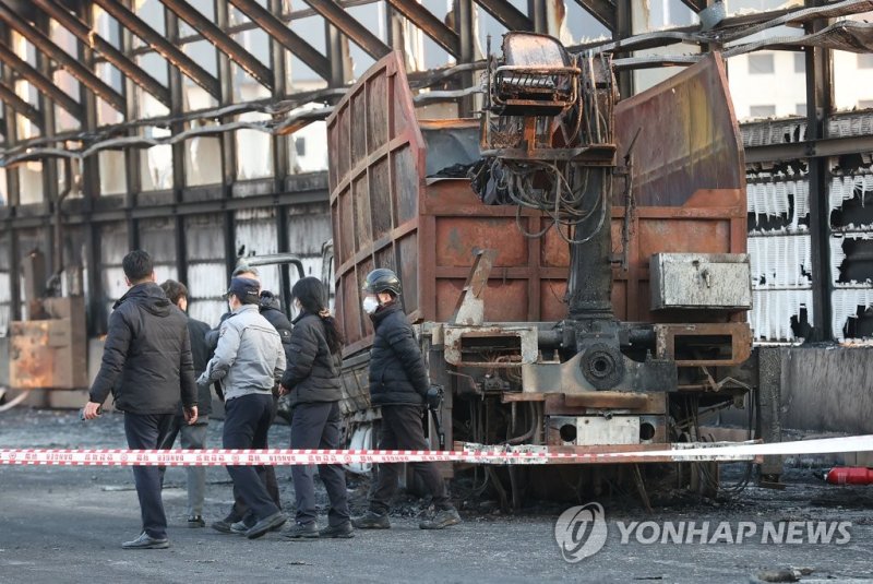 29일 오후 화재가 발생한 경기도 과천시 과천지식정보타운 인근 제2경인고속도로 갈현고가교에 처음 화재가 발생한 트럭이 불에 타 세워져 있다. 이날 화재로 5명이 숨지고 37명이 다쳤다.