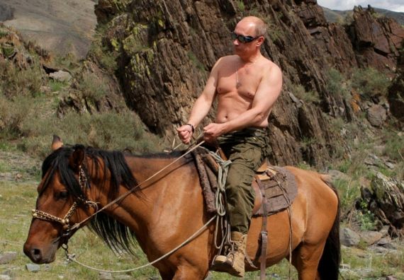 O presidente russo, Vladimir Putin, cavalga durante um passeio pelas montanhas da região de Tyva, na Sibéria, em 3 de agosto de 2009. Yonhap News